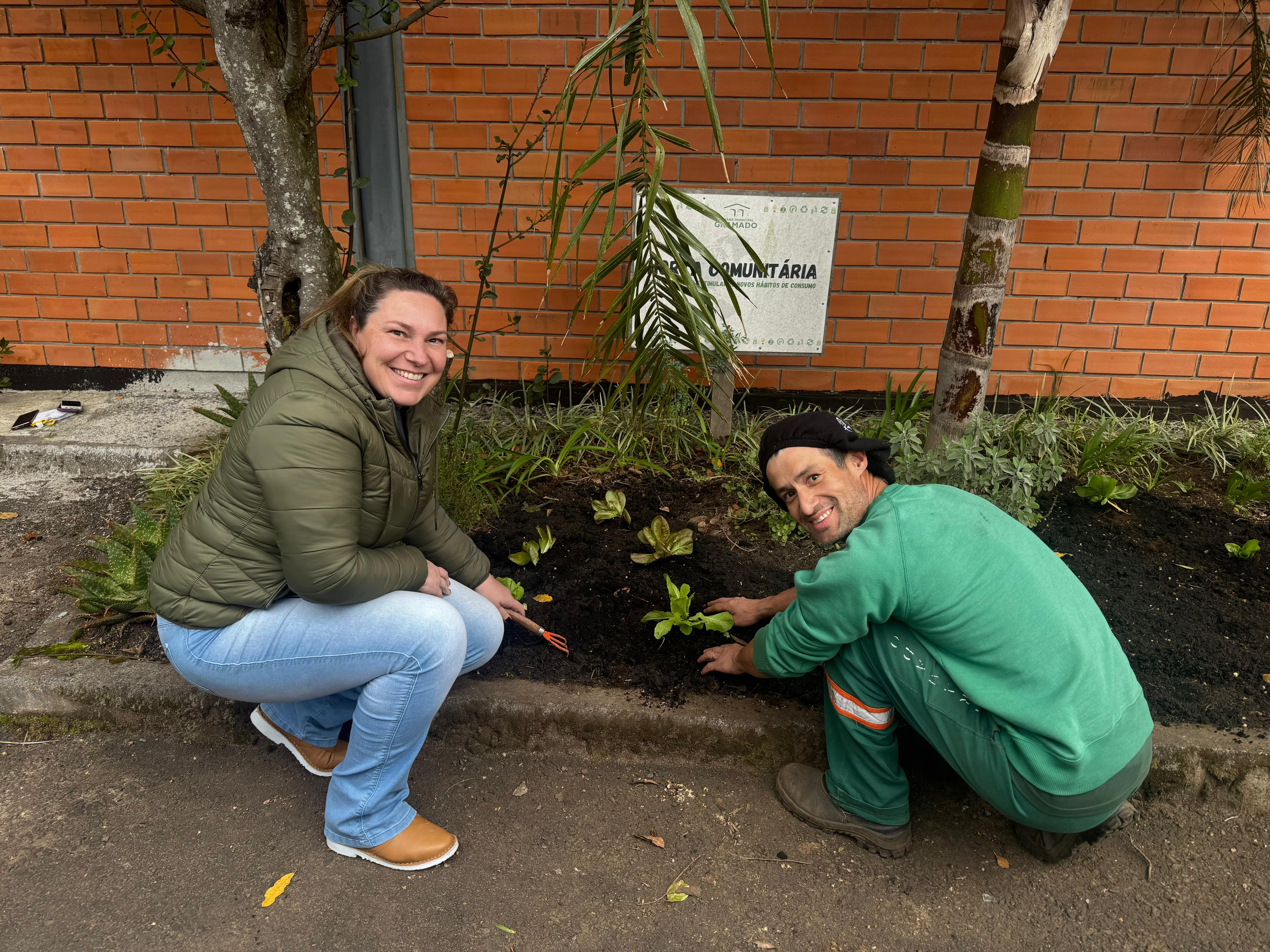 Câmara de Gramado e Secretaria da Agricultura revitaliza horta comunitária em espaço público da cidade