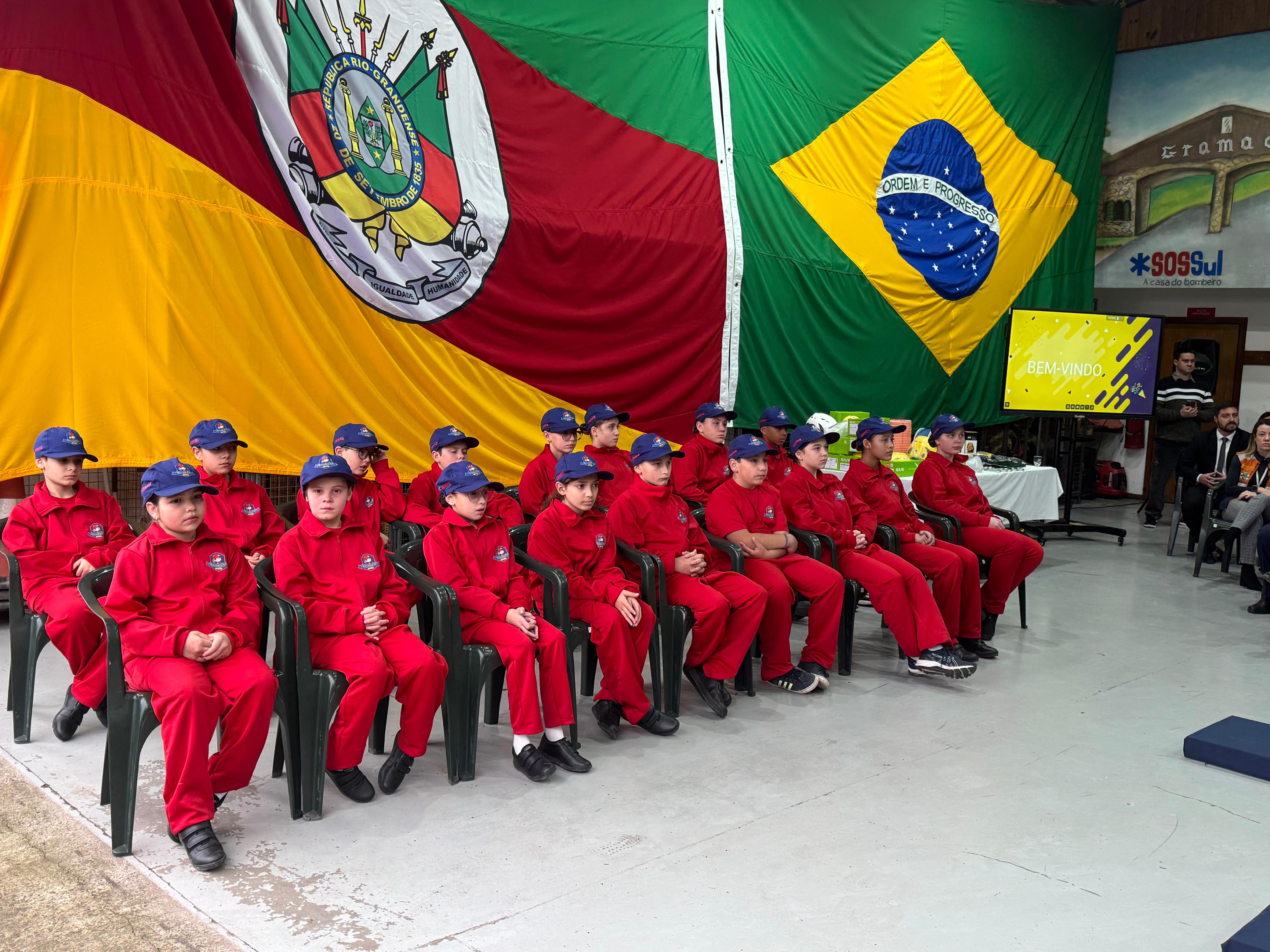 Formando Cidadãos do Futuro: Câmara participa da formatura do Bombeiro Mirim 