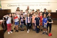 Alunos da EMEF Gentil Bonato visitam a Câmara de Vereadores de Gramado