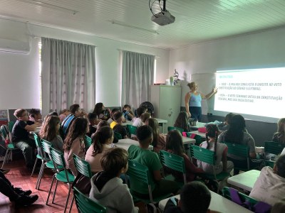 Vereadora Professora Denise faz palestra para alunos da EMEF Padre Anchieta