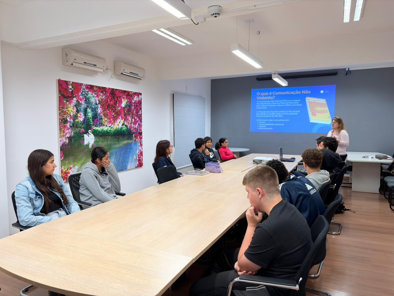 Alunos do curso Preparando-se para o Primeiro Emprego participam de oficina de currículos  na Câmara de Gramado