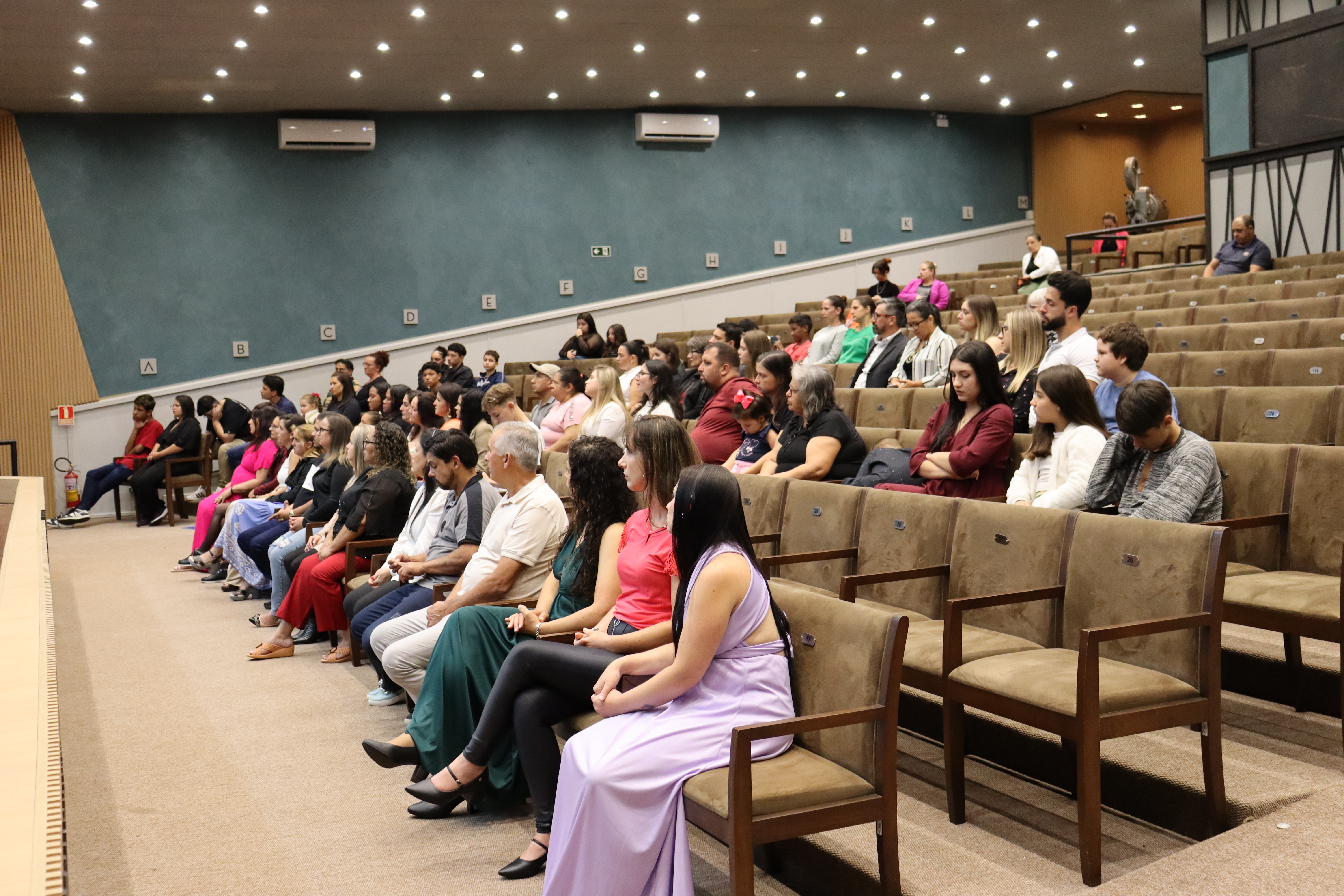 Câmara abre Teatro Elisabeth Rosenfeld para formatura do Encceja