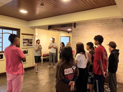 Câmara de Gramado recebe alunos imigrantes e do PADI em visita à exposição “Fuá fy há vēnh – O olhar de Fuá”