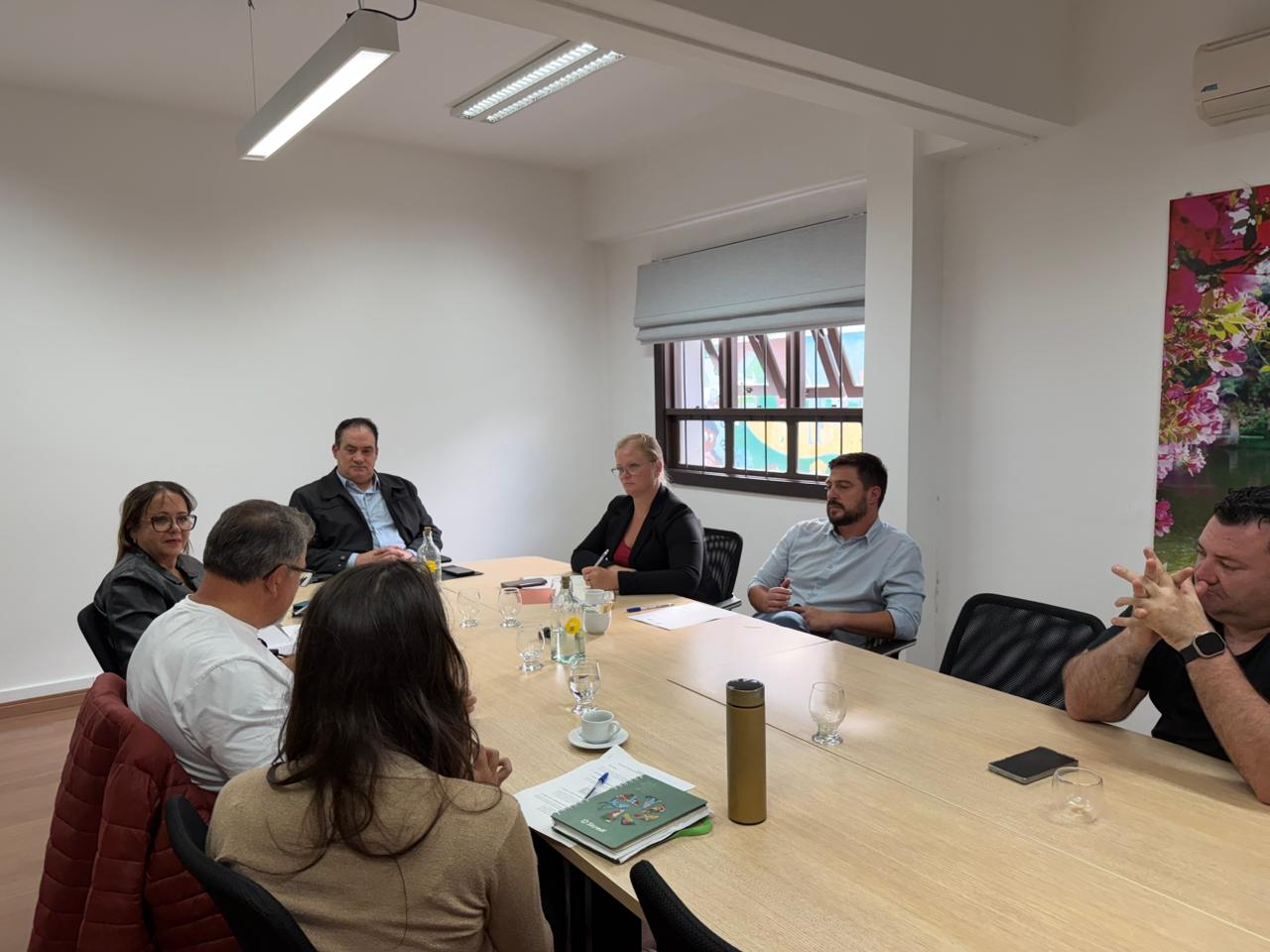 Câmara de Gramado recebe secretário de Inovação para apresentação de projeto voltado ao desenvolvimento tecnológico