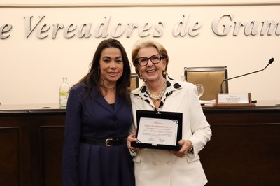 Câmara homenageia Yara Moras por trajetória dedicada ao bem-estar da comunidade