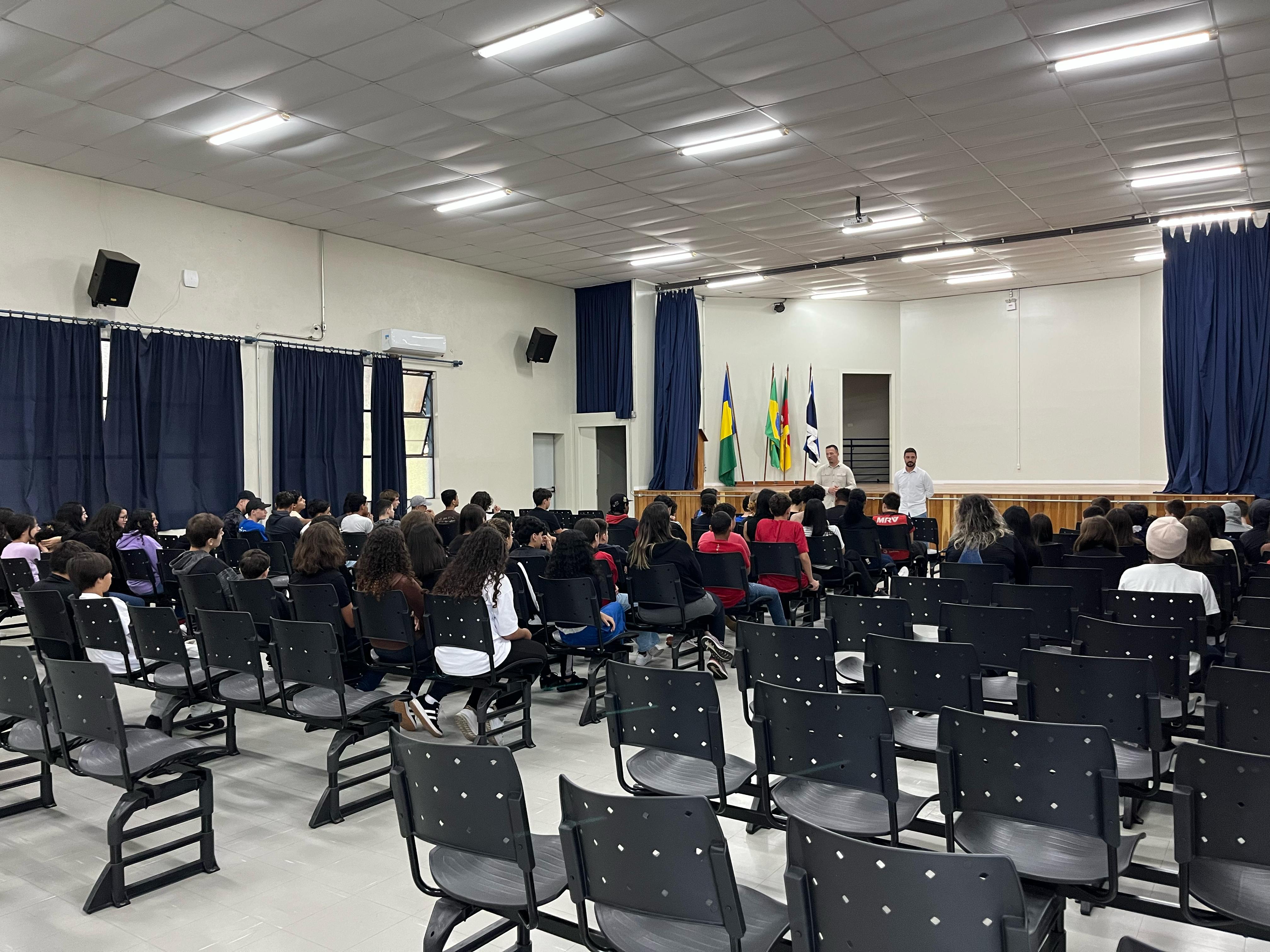 Projeto Vereador Jovem é divulgado nas escolas de Gramado