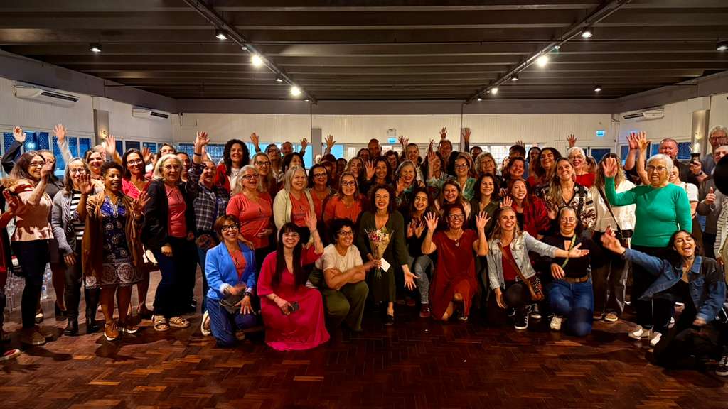 Teatro Elisabeth Rosenfeld recebe o espetáculo “Velha D+” com entrada gratuita nesta quarta-feira 