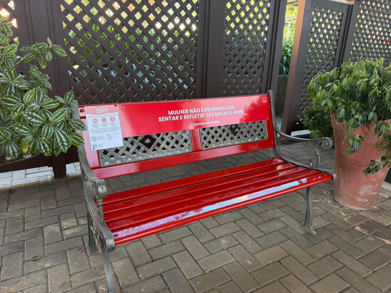 Um símbolo que salva vidas: Câmara instala Banco Vermelho no Caminho da Cidadania 