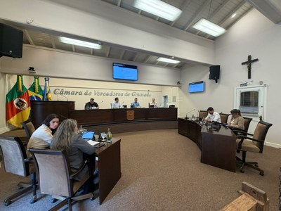 Vereadores aprovam projetos sobre gestão urbana e continuidade de serviços na educação