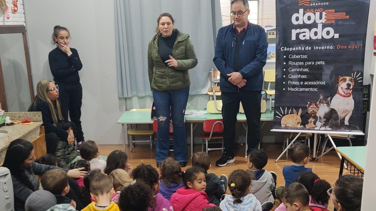 Vereadores levam lições sobre cuidados com os pets às crianças da rede municipal 